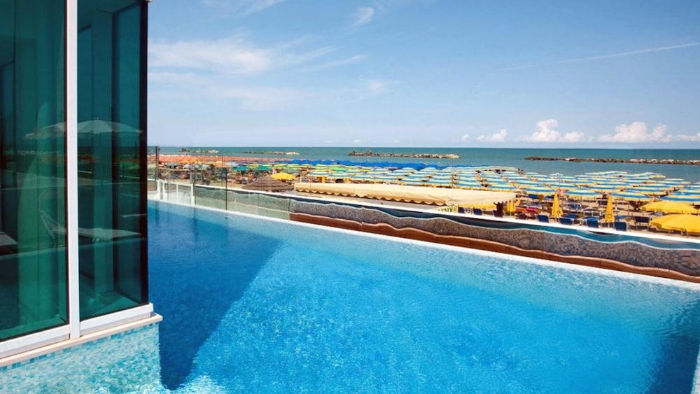 Hotel Alexander Museum Palace เปซาโร ภายนอก รูปภาพ